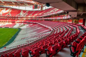 Vista aérea do Estádio da Luz, casa do Benfica, em Lisboa, destacando a grandiosidade do estádio de futebol em Portugal.